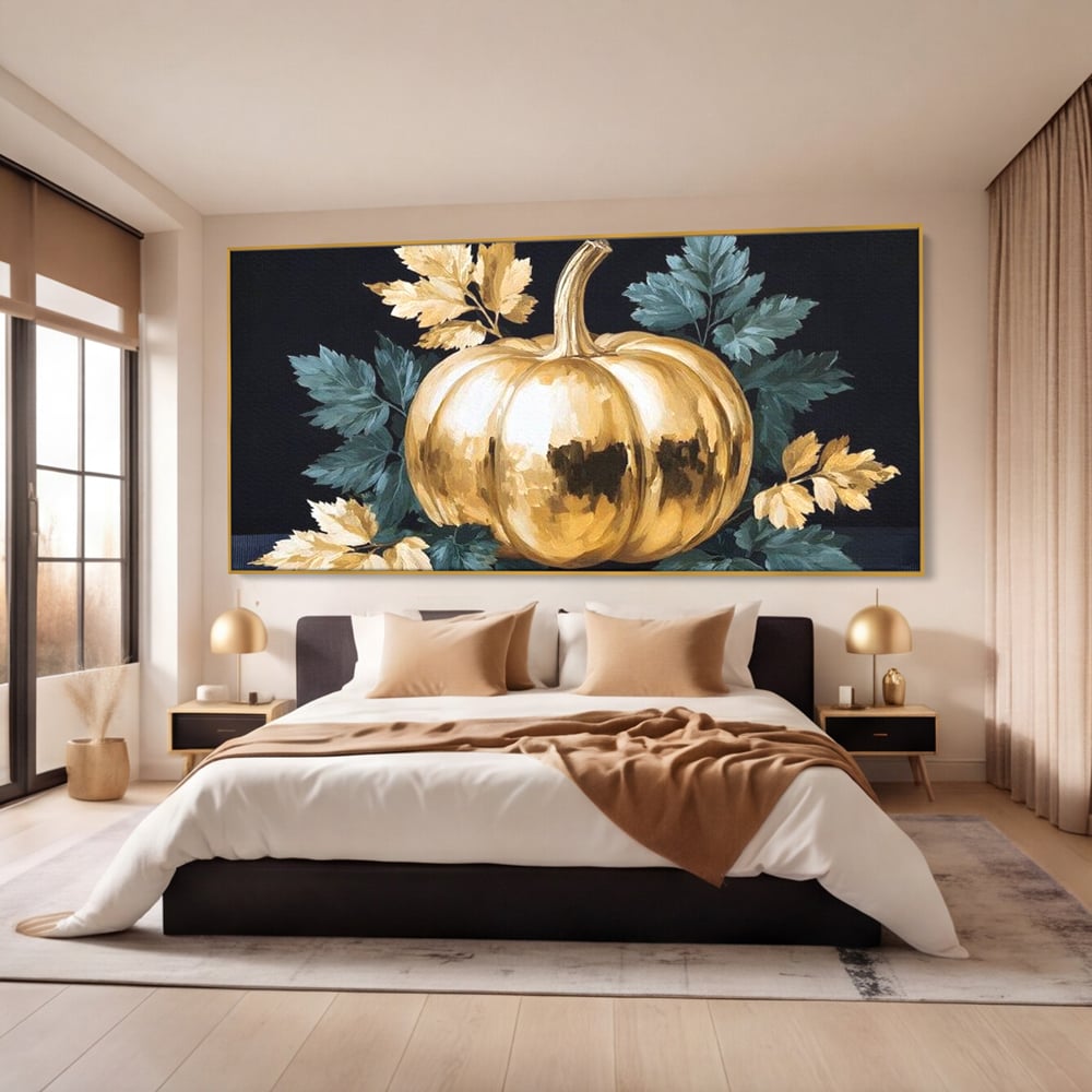 Tablou canvas cu tablou cu dovleac auriu si frunze, in rama de aluminiu auriu, pe perete intr-un dormitor