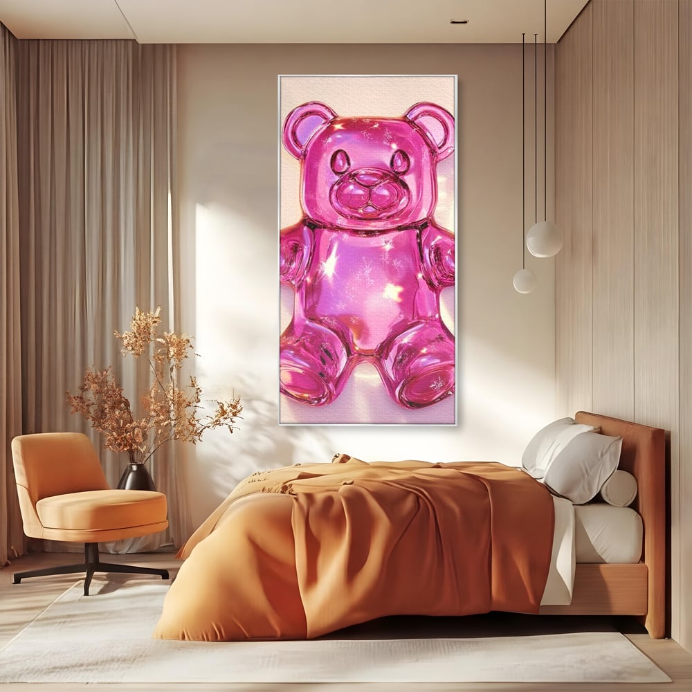 Tablou canvas cu tablou canvas cu ursulet roz sclipitor, in rama de aluminiu argintiu, pe perete intr-un dormitor