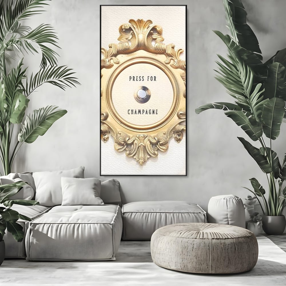 Tablou canvas cu tablou canvas cu buton auriu, in rama de aluminiu negru, pe perete intr-un living