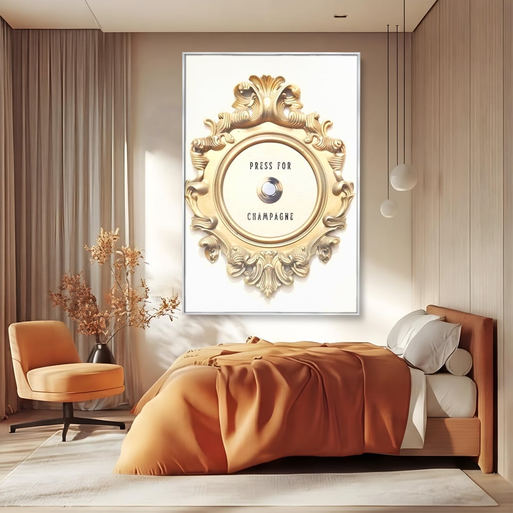 Tablou canvas cu tablou canvas cu buton auriu, in rama de aluminiu argintiu, pe perete intr-un dormitor