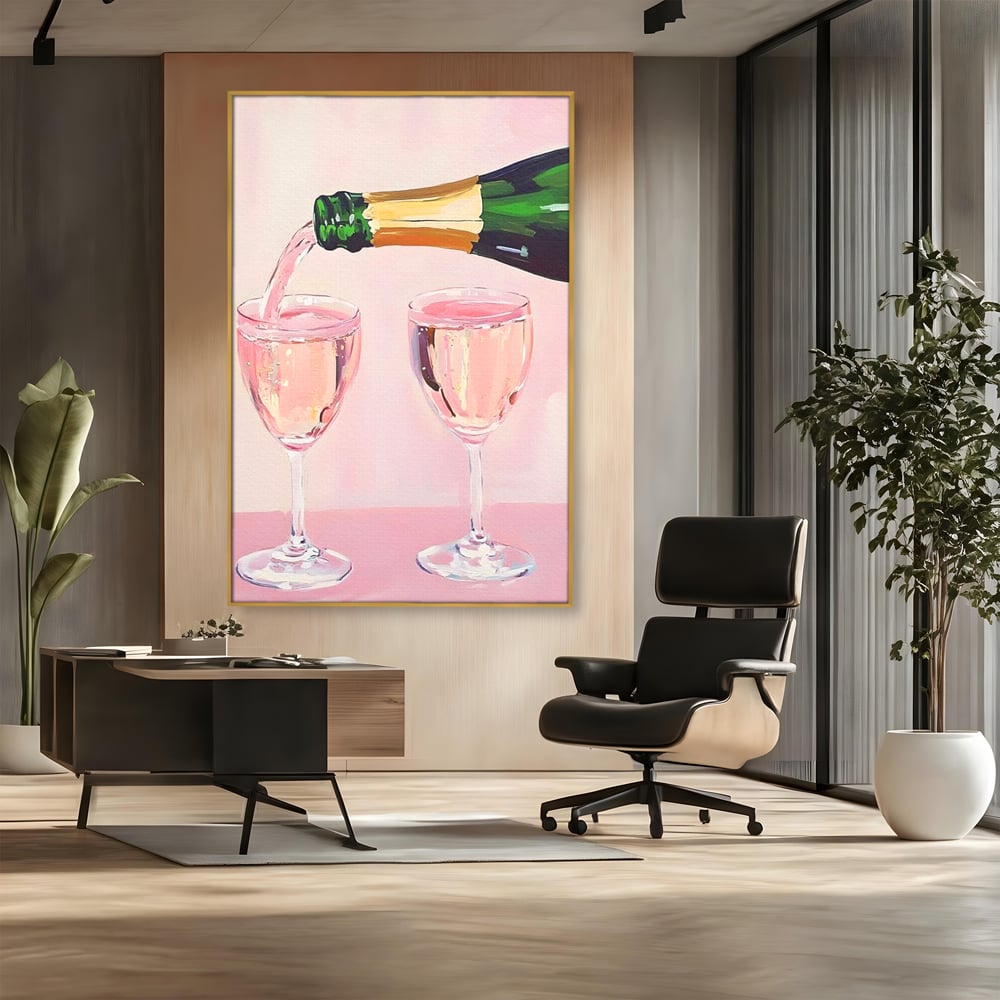 Tablou canvas cu pictura cu sticla si pahare de sampanie roz, in rama de aluminiu auriu, pe perete intr-un birou