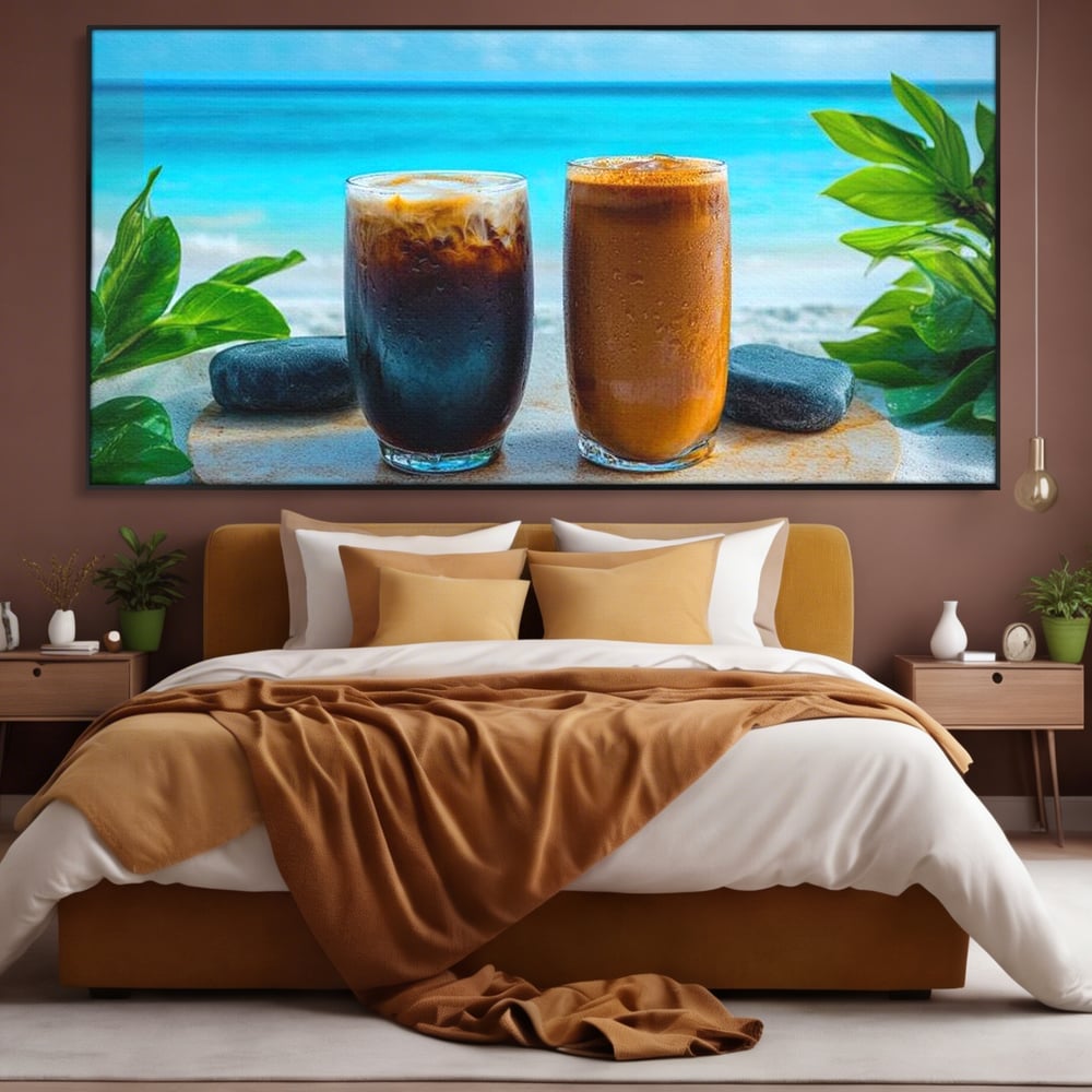 Tablou canvas cu doua pahare cu cafea pe plaja, in rama de aluminiu negru, pe perete intr-un dormitor