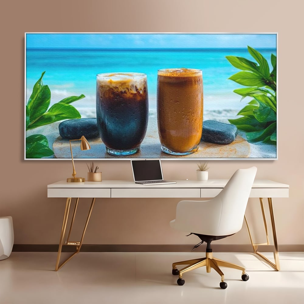 Tablou canvas cu doua pahare cu cafea pe plaja, in rama de aluminiu argintiu, pe perete intr-un birou