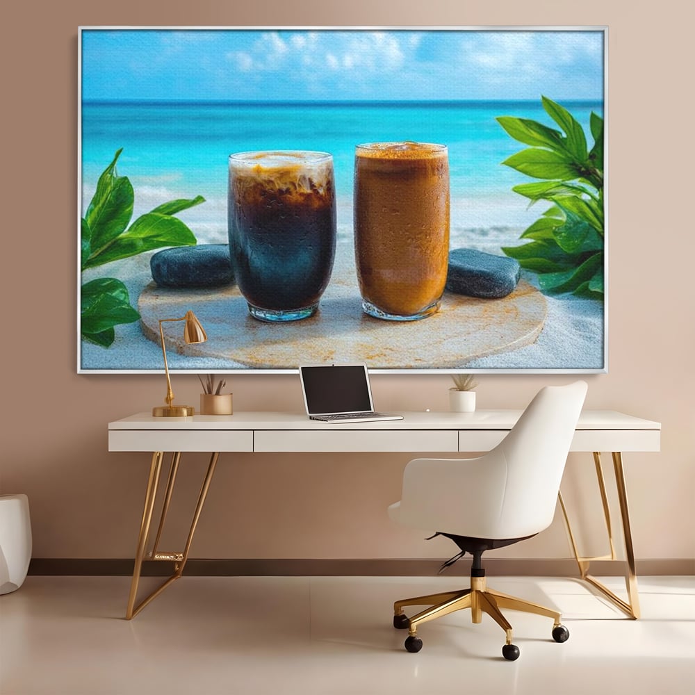 Tablou canvas cu doua pahare cu cafea pe plaja, in rama de aluminiu argintiu, pe perete intr-un birou