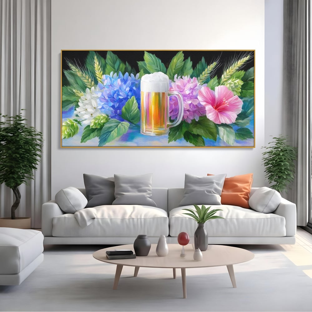 Tablou canvas cu tablou canvas cu halba de bere si flori, in rama de aluminiu auriu, pe perete intr-un living