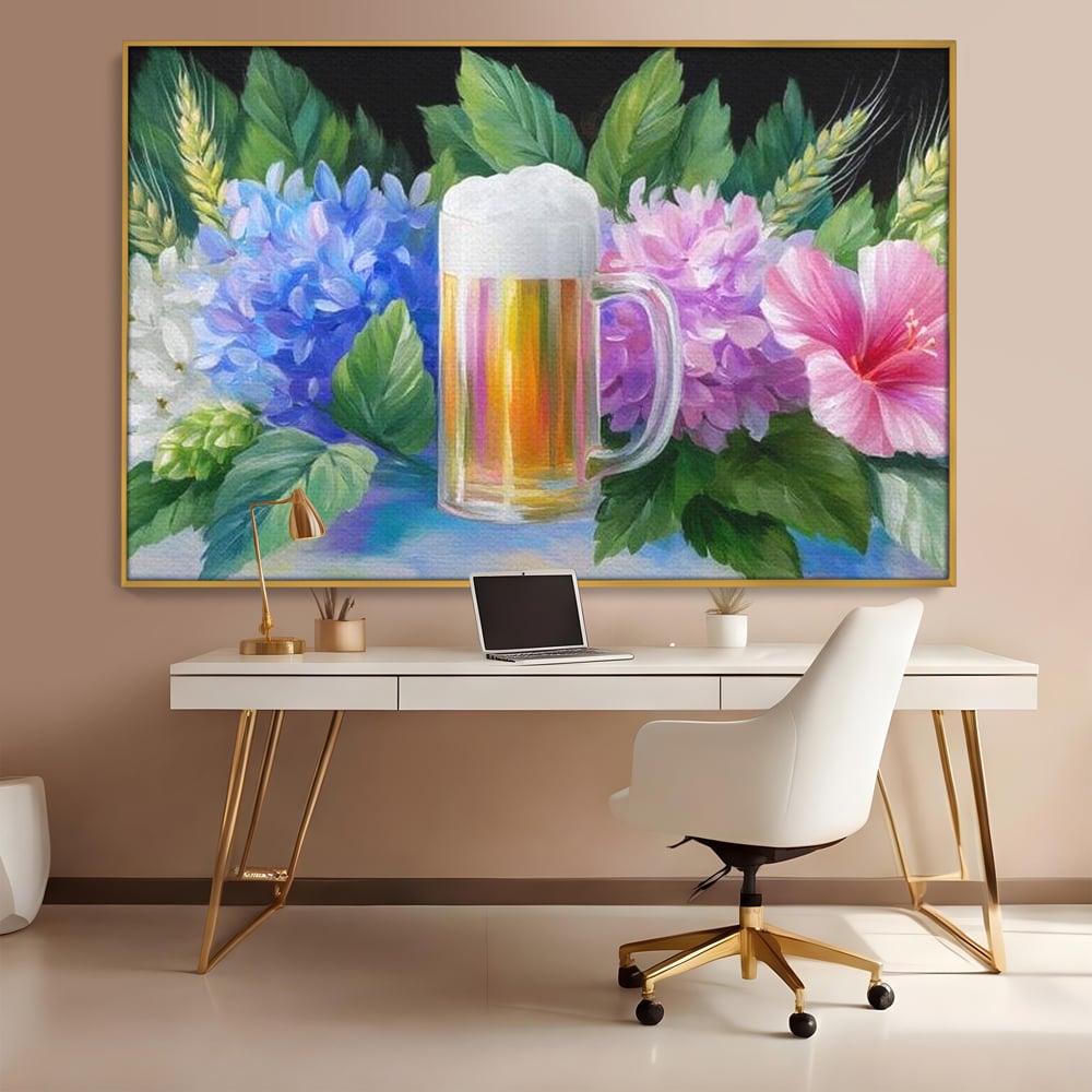 Tablou canvas cu tablou canvas cu halba de bere si flori, in rama de aluminiu auriu, pe perete intr-un birou