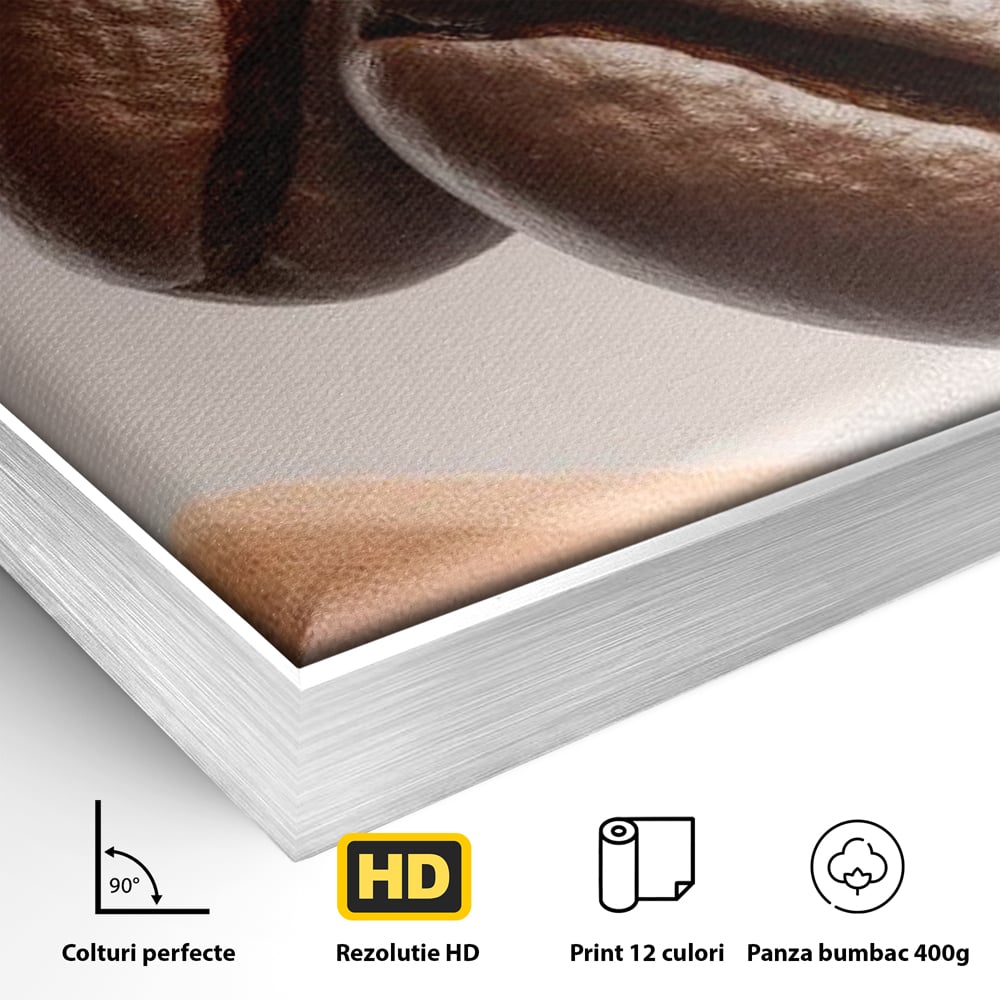 Detaliu al suprafetei: tablou canvas cu boabe de cafea, in rama de aluminiu argintiu