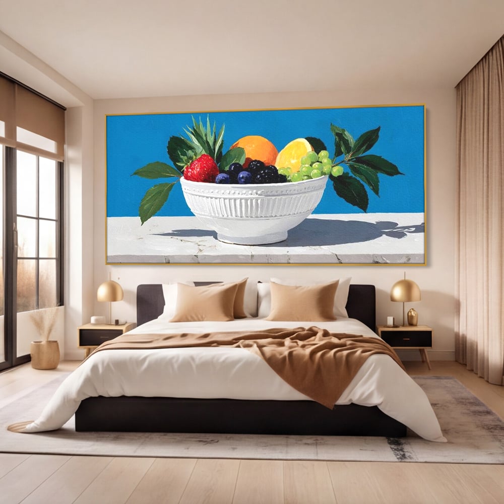 Tablou canvas cu pictura cu bol alb si fructe, in rama de aluminiu auriu, pe perete intr-un dormitor