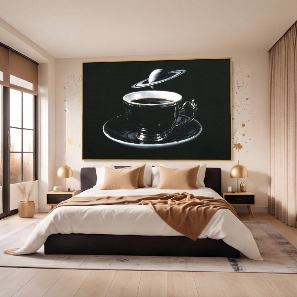 Tablou canvas cu tablou canvas cu ceasca de cafea si planeta, in rama de aluminiu auriu, pe perete intr-un dormitor