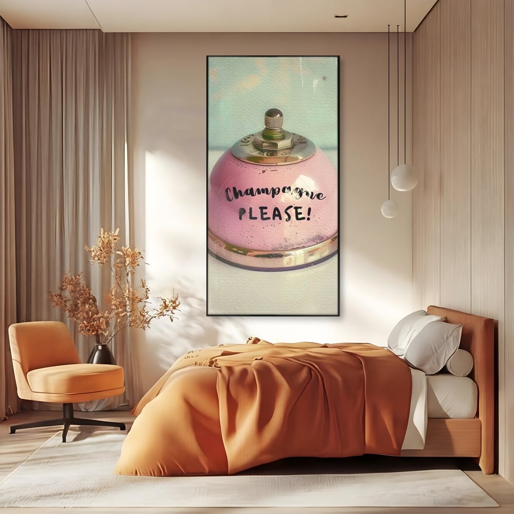 Tablou canvas cu tablou canvas cu clopotel roz vintage, in rama de aluminiu negru, pe perete intr-un dormitor