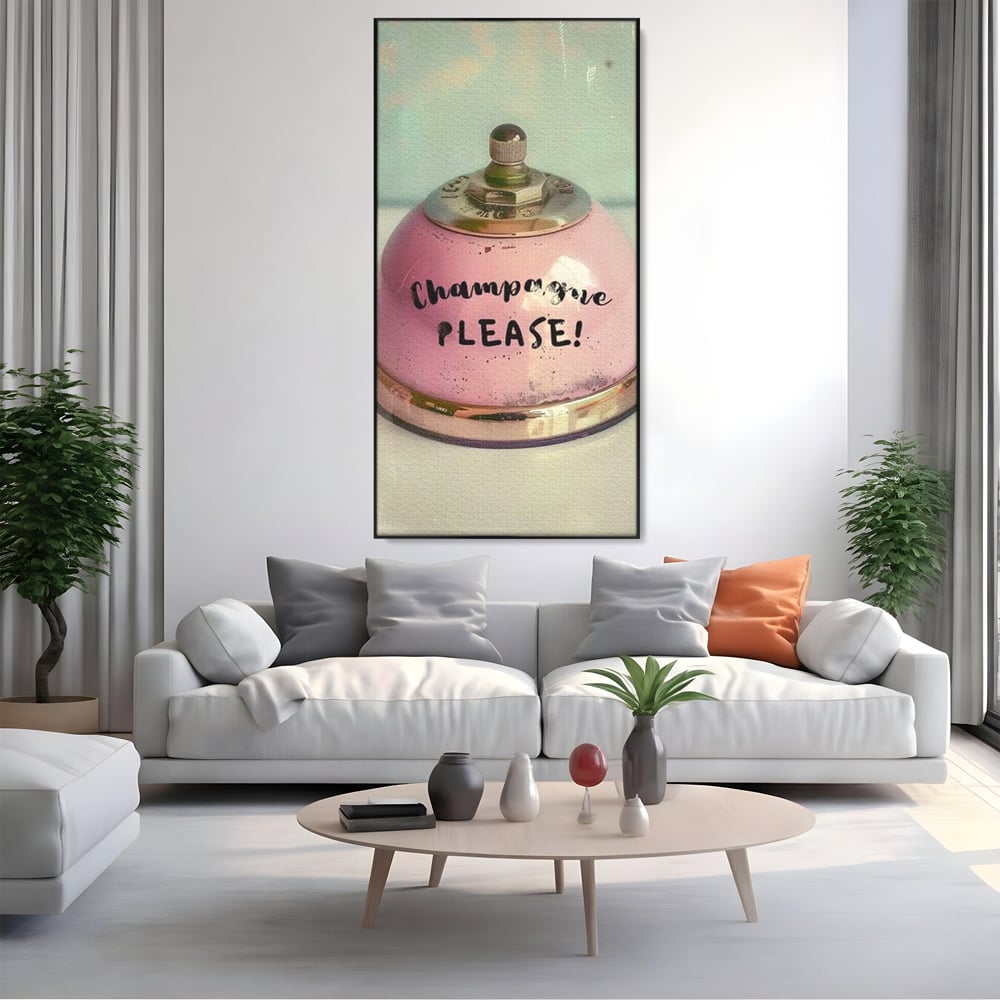 Tablou canvas cu tablou canvas cu clopotel roz vintage, in rama de aluminiu negru, pe perete intr-un living