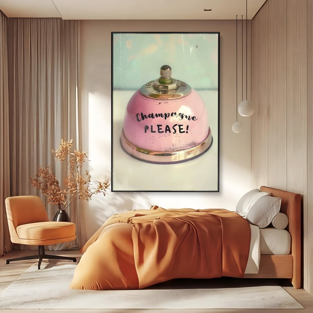 Tablou canvas cu tablou canvas cu clopotel roz vintage, in rama de aluminiu negru, pe perete intr-un dormitor