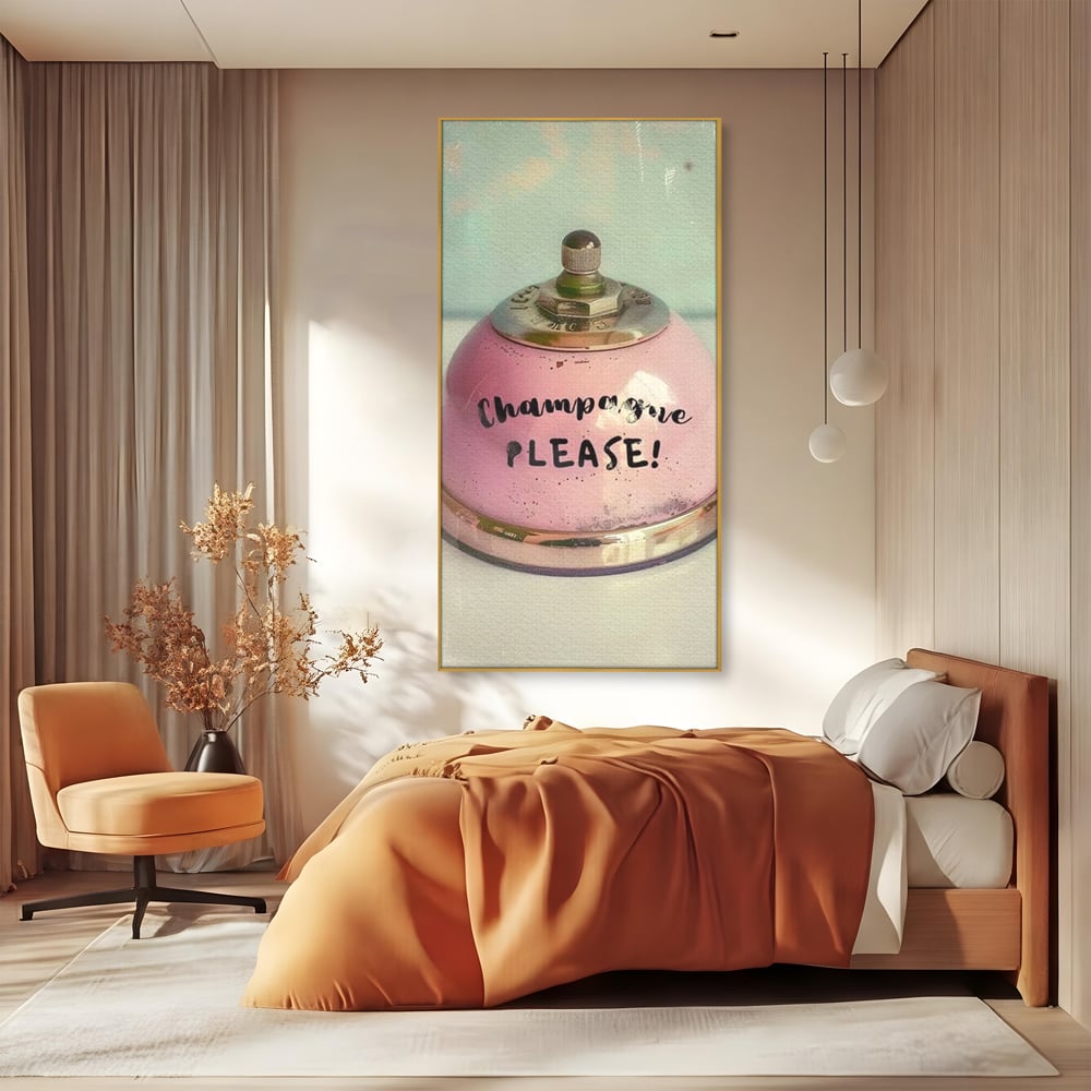Tablou canvas cu tablou canvas cu clopotel roz vintage, in rama de aluminiu auriu, pe perete intr-un dormitor