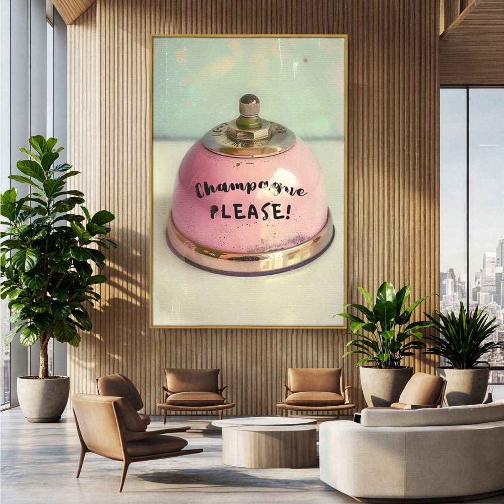Tablou canvas cu tablou canvas cu clopotel roz vintage, in rama de aluminiu auriu, pe perete intr-un birou