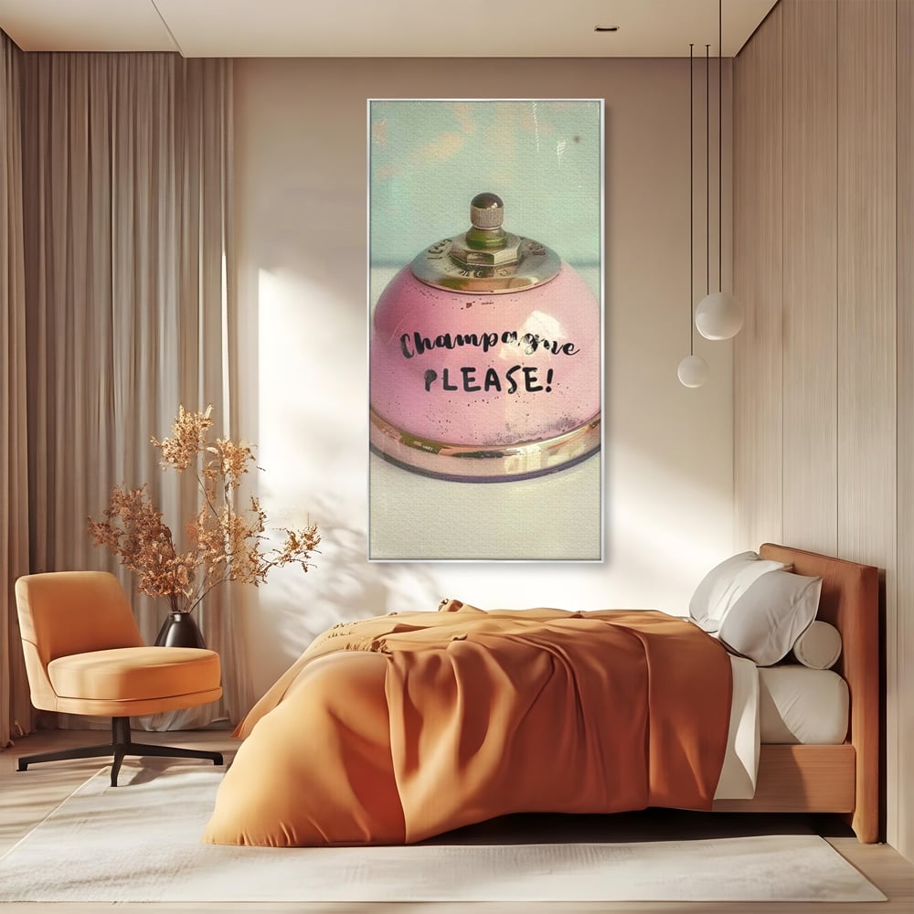 Tablou canvas cu tablou canvas cu clopotel roz vintage, in rama de aluminiu argintiu, pe perete intr-un dormitor