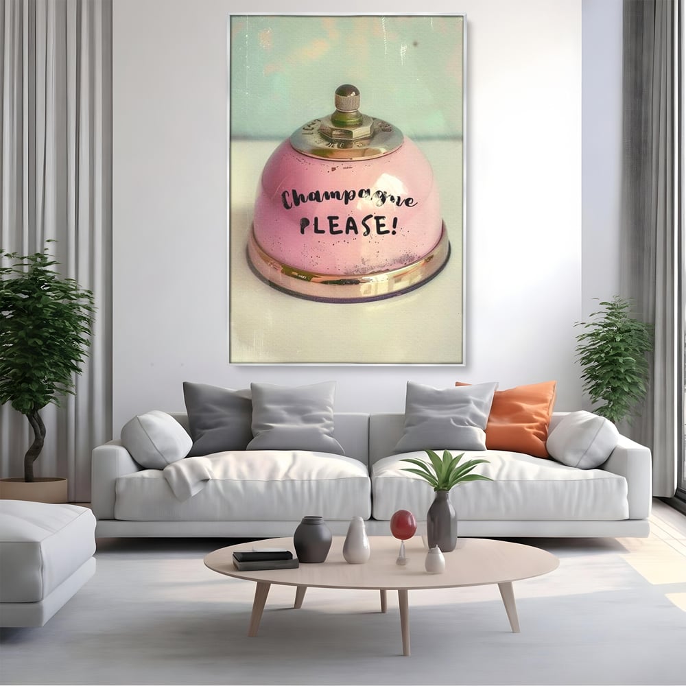 Tablou canvas cu tablou canvas cu clopotel roz vintage, in rama de aluminiu argintiu, pe perete intr-un living