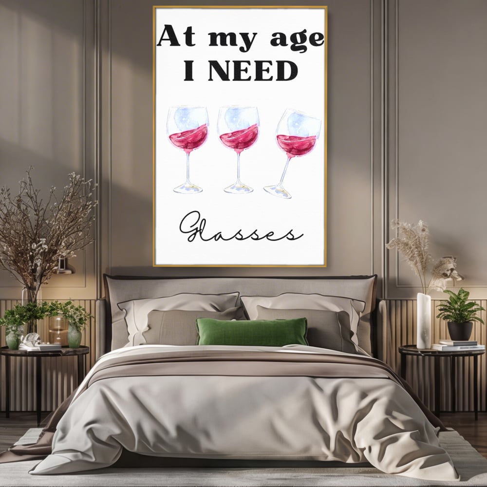 Tablou canvas cu tablou canvas cu pahare de vin si mesaj, in rama de aluminiu auriu, pe perete intr-un dormitor