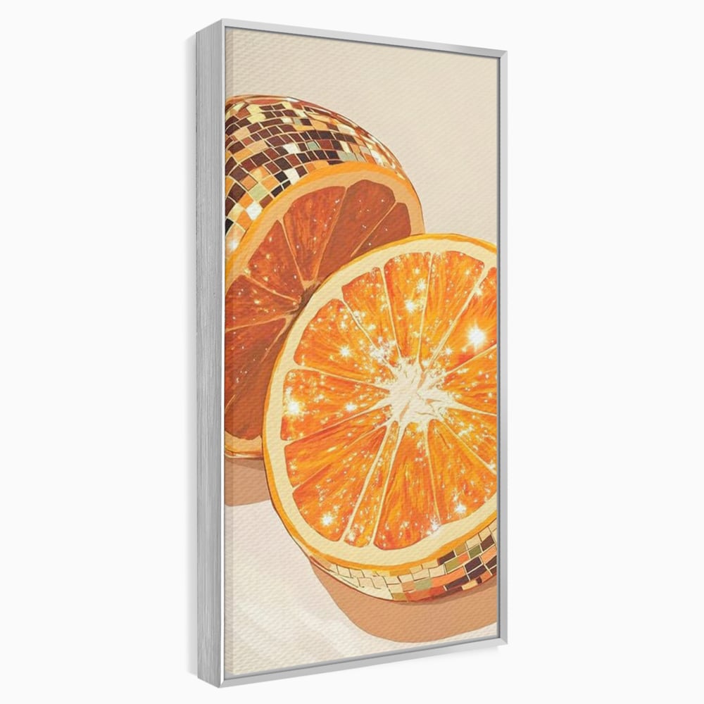 Tablou canvas cu ilustratie digitala cu felii de portocala si globuri disco, in rama de aluminiu argintiu