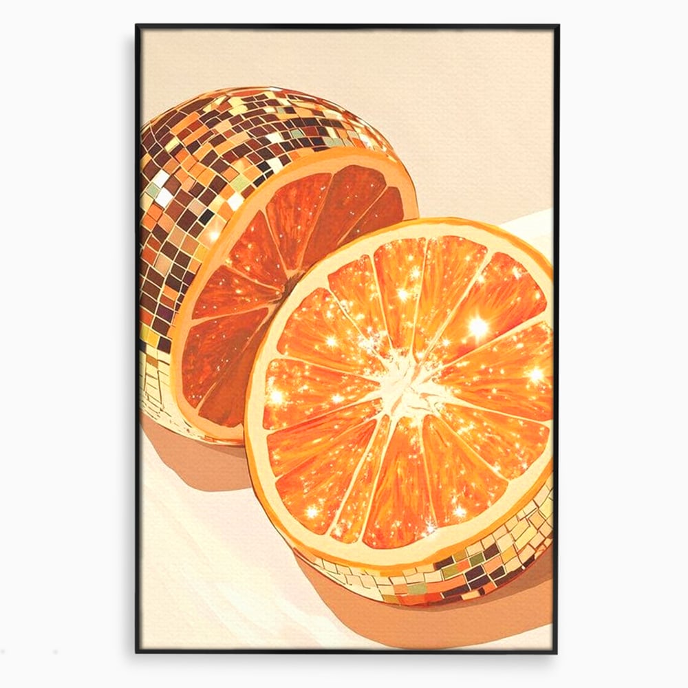 Tablou canvas cu ilustratie digitala cu felii de portocala si globuri disco, in rama de aluminiu negru