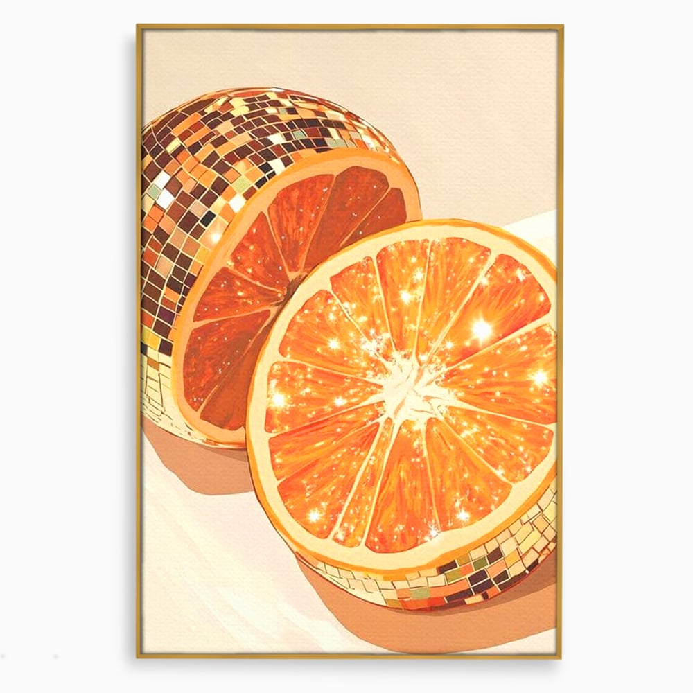 Tablou canvas cu ilustratie digitala cu felii de portocala si globuri disco, in rama de aluminiu auriu