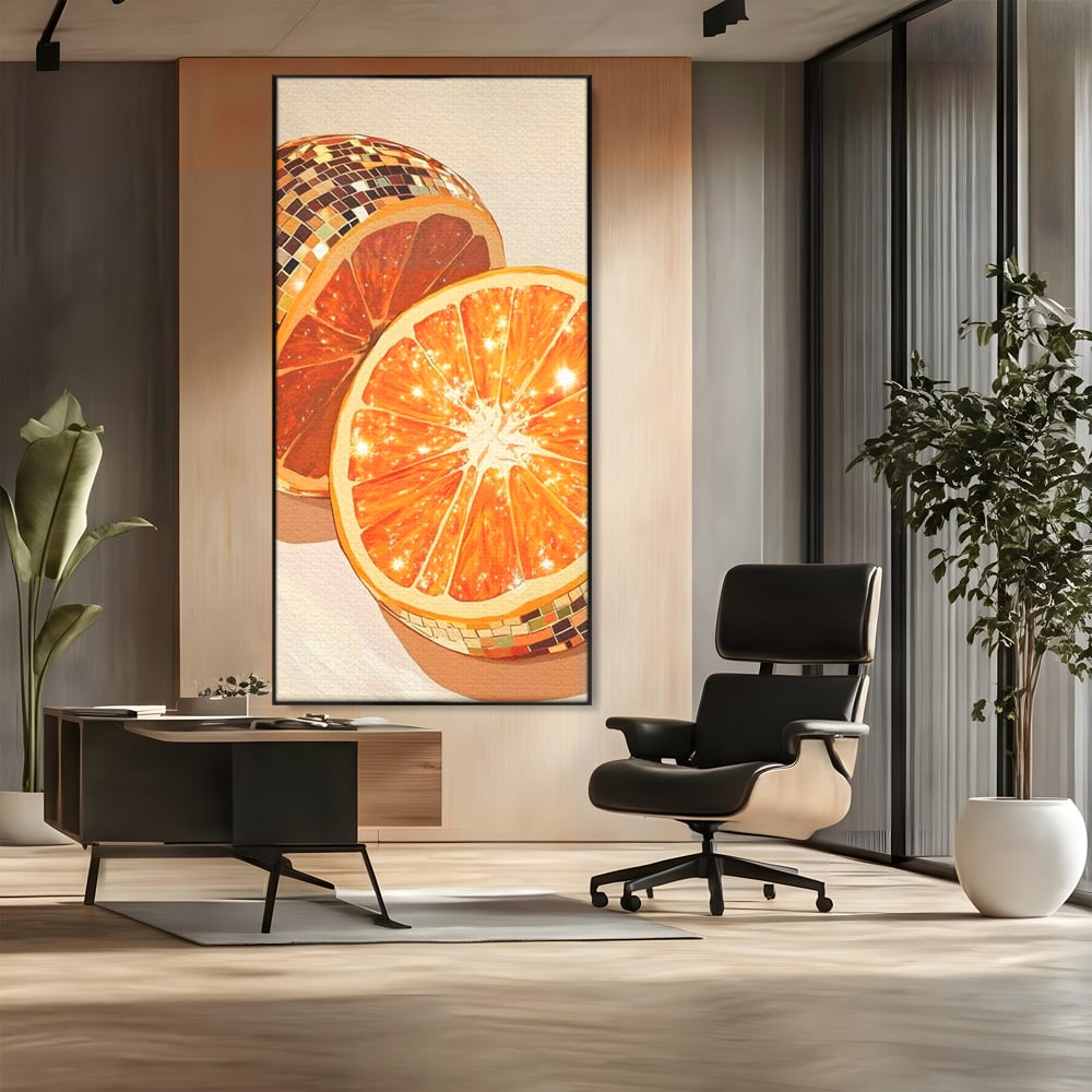 Tablou canvas cu ilustratie digitala cu felii de portocala si globuri disco, in rama de aluminiu negru, pe perete intr-un birou