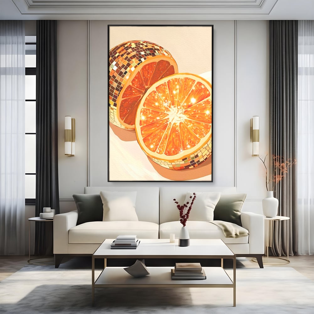 Tablou canvas cu ilustratie digitala cu felii de portocala si globuri disco, in rama de aluminiu negru, pe perete intr-un living