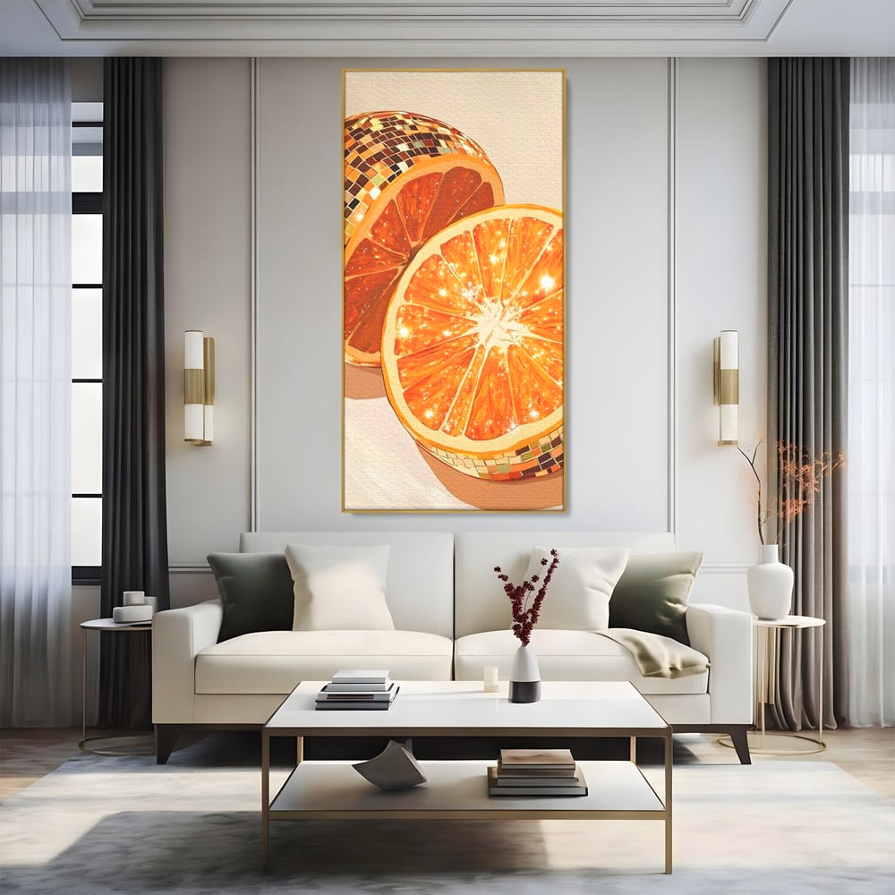 Tablou canvas cu ilustratie digitala cu felii de portocala si globuri disco, in rama de aluminiu auriu, pe perete intr-un living