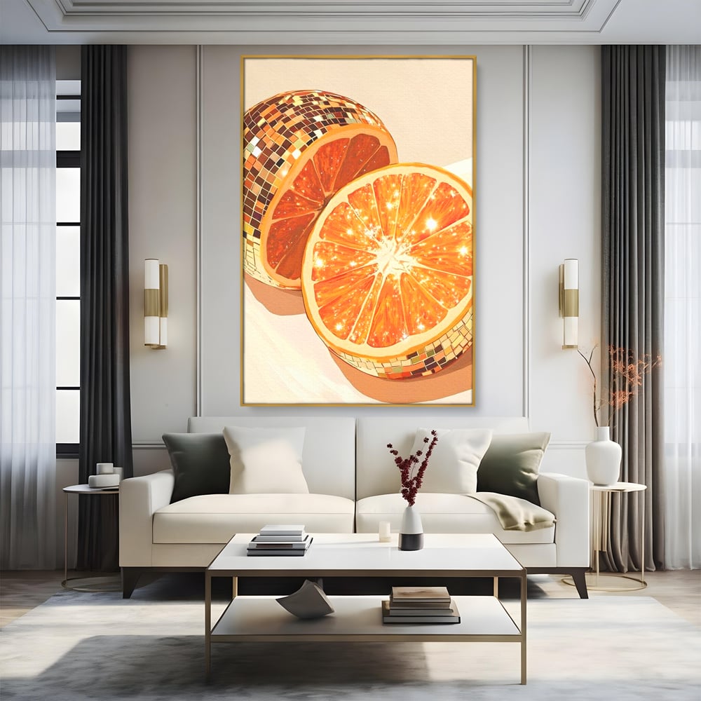 Tablou canvas cu ilustratie digitala cu felii de portocala si globuri disco, in rama de aluminiu auriu, pe perete intr-un living