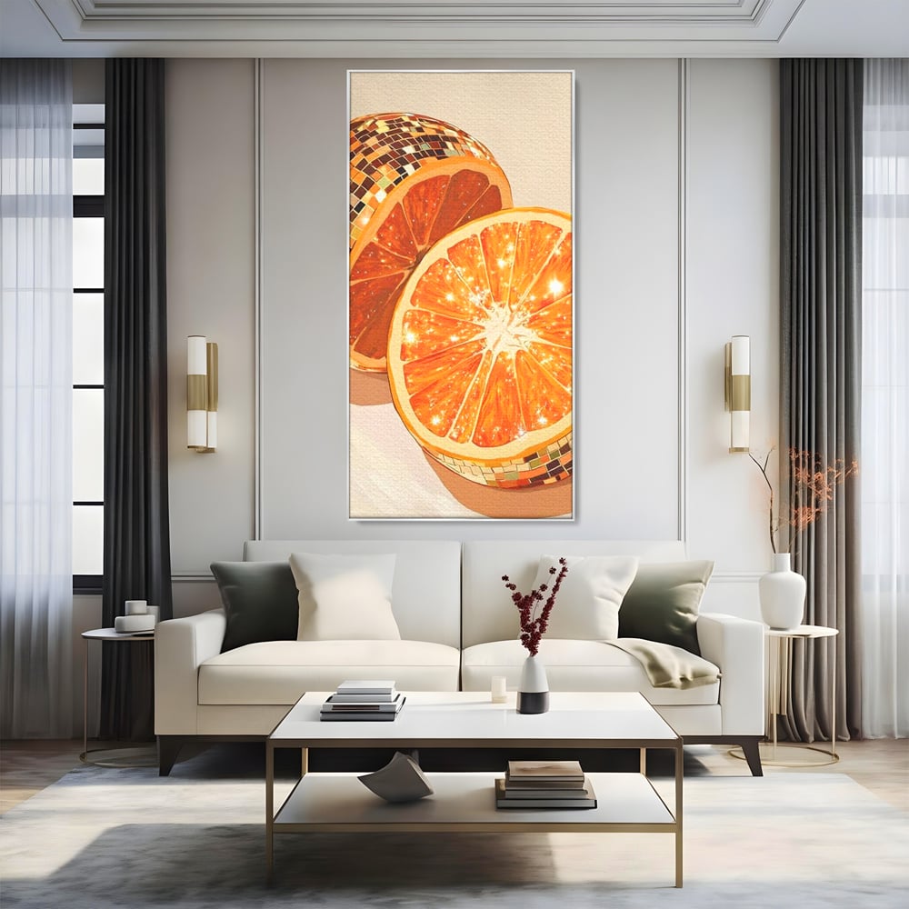 Tablou canvas cu ilustratie digitala cu felii de portocala si globuri disco, in rama de aluminiu argintiu, pe perete intr-un living