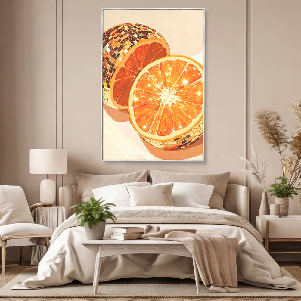 Tablou canvas cu ilustratie digitala cu felii de portocala si globuri disco, in rama de aluminiu argintiu, pe perete intr-un dormitor