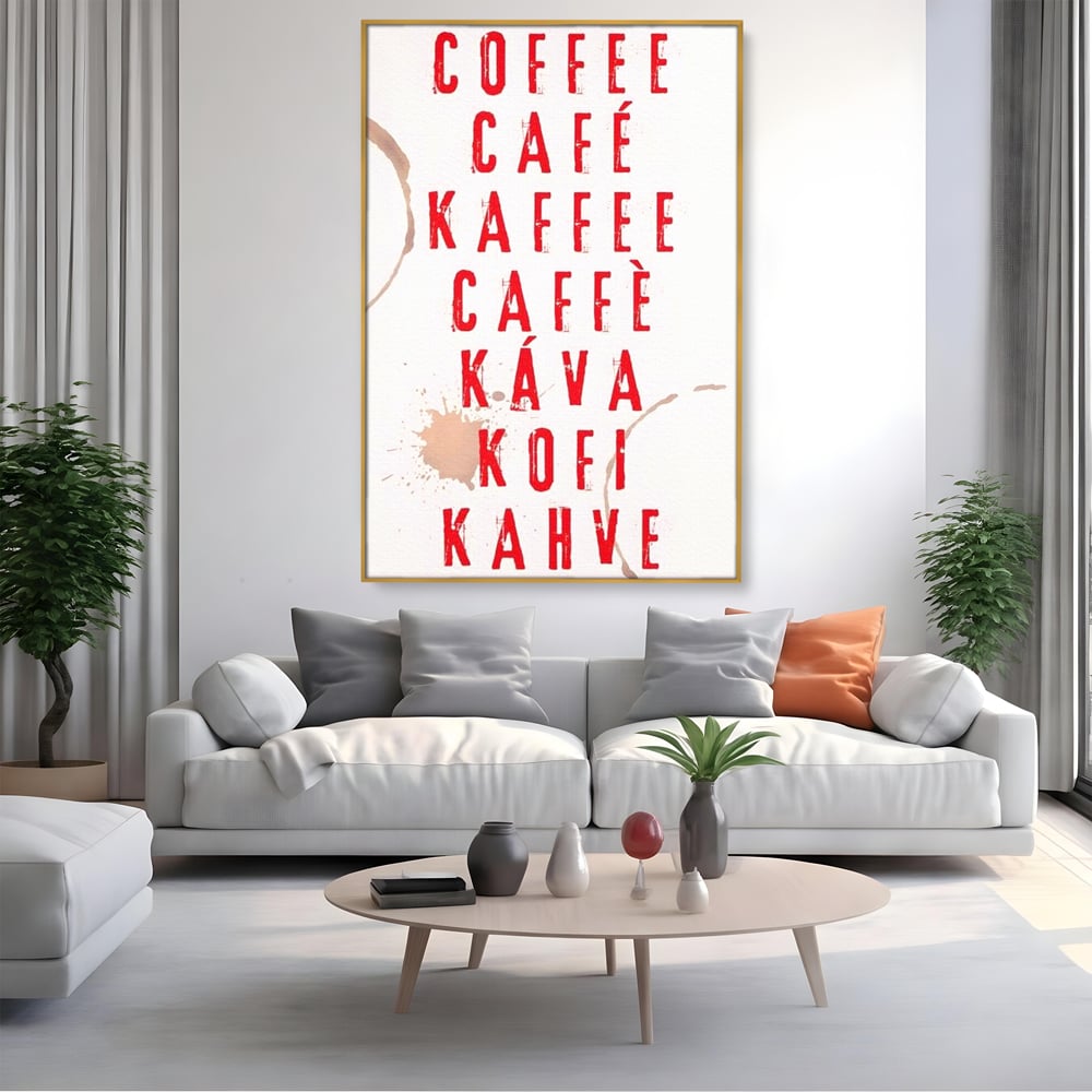 Tablou canvas cu tablou canvas cu tipografie cafea in sapte limbi, in rama de aluminiu auriu, pe perete intr-un living