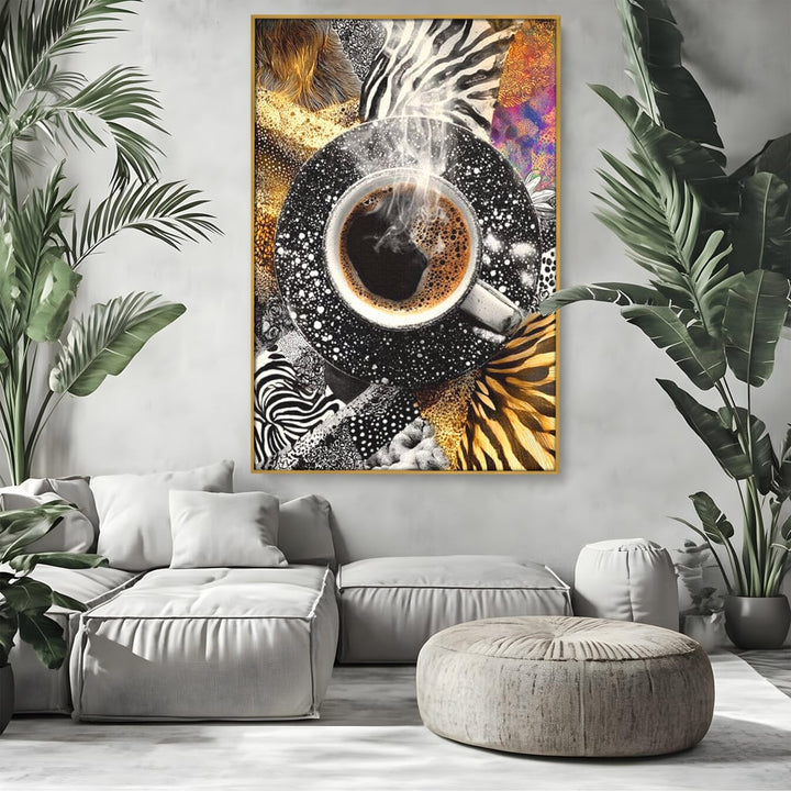Tablou canvas cu tablou canvas cu ceasca de cafea si imprimeuri animale, in rama de aluminiu auriu, pe perete intr-un living
