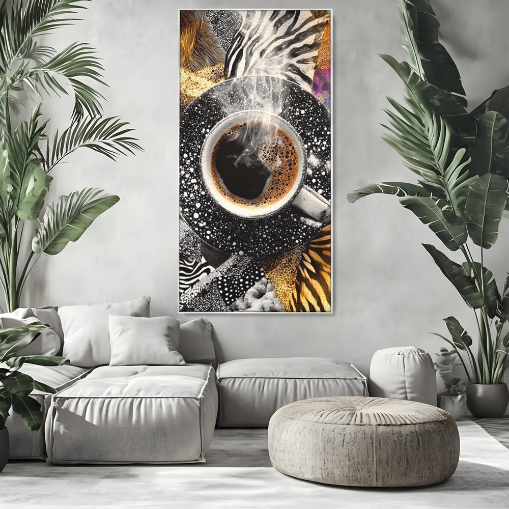 Tablou canvas cu tablou canvas cu ceasca de cafea si imprimeuri animale, in rama de aluminiu argintiu, pe perete intr-un living
