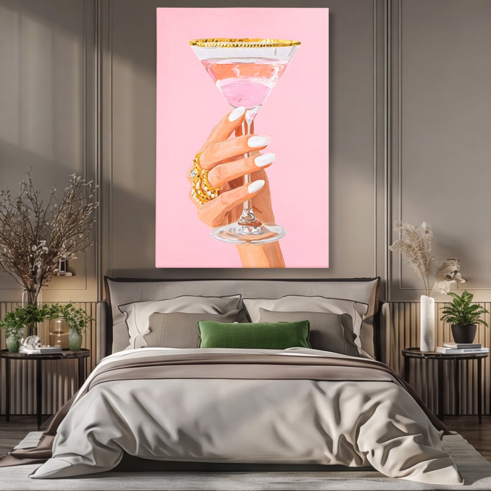 Tablou canvas cu ilustratie cu mana care tine pahar de cocktail, fara rama, pe sasiu de lemn, pe perete intr-un dormitor