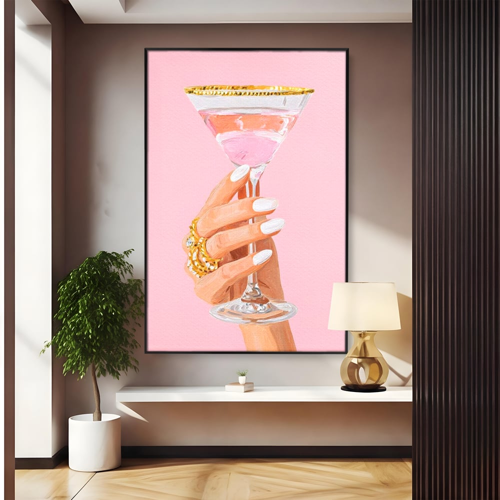 Tablou canvas cu ilustratie cu mana care tine pahar de cocktail, in rama de aluminiu negru