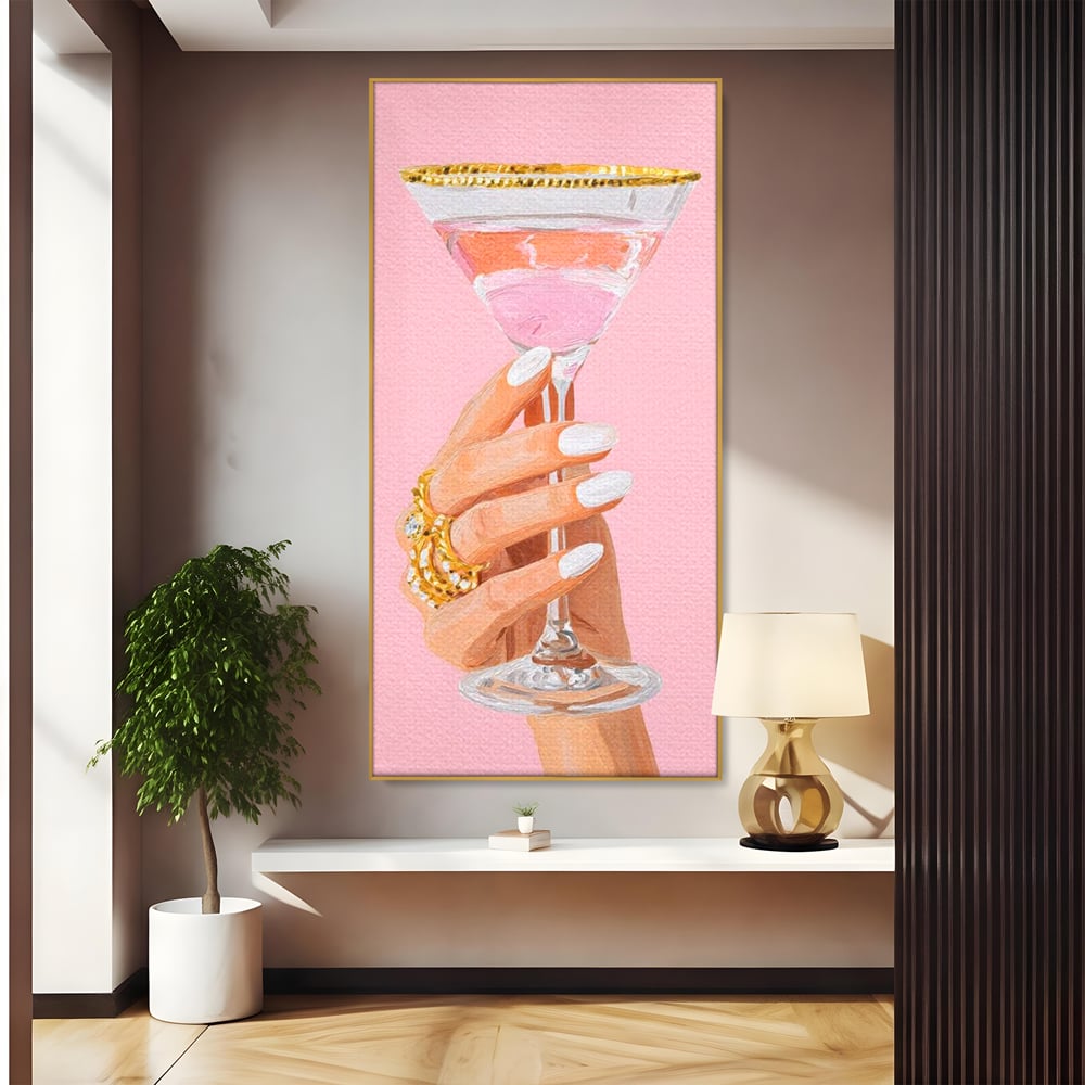 Tablou canvas cu ilustratie cu mana care tine pahar de cocktail, in rama de aluminiu auriu