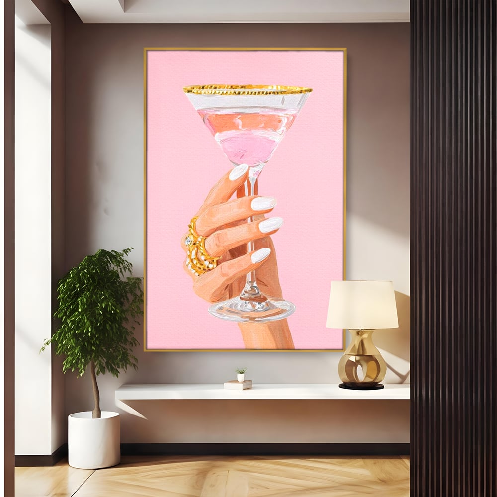 Tablou canvas cu ilustratie cu mana care tine pahar de cocktail, in rama de aluminiu auriu