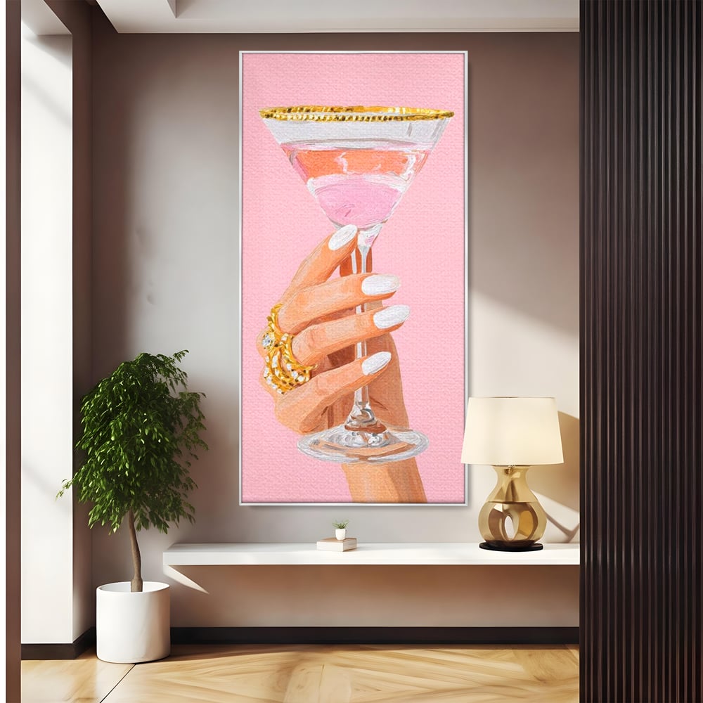 Tablou canvas cu ilustratie cu mana care tine pahar de cocktail, in rama de aluminiu argintiu