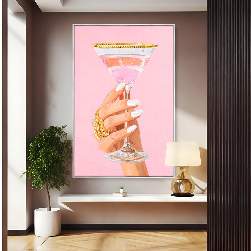 Tablou canvas cu ilustratie cu mana care tine pahar de cocktail, in rama de aluminiu argintiu