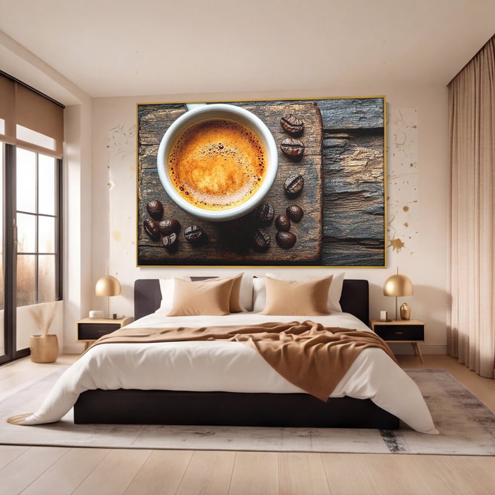 Tablou canvas cu ceasca de espresso si boabe de cafea, in rama de aluminiu auriu, pe perete intr-un dormitor