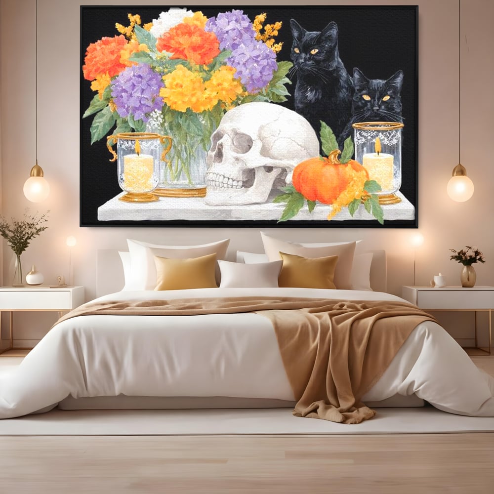 Tablou canvas cu tablou canvas cu pisici negre si craniu, in rama de aluminiu negru, pe perete intr-un dormitor
