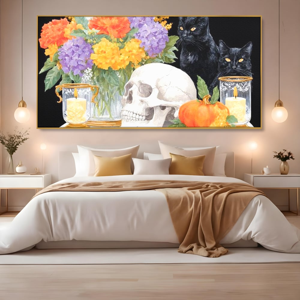 Tablou canvas cu tablou canvas cu pisici negre si craniu, in rama de aluminiu auriu, pe perete intr-un dormitor