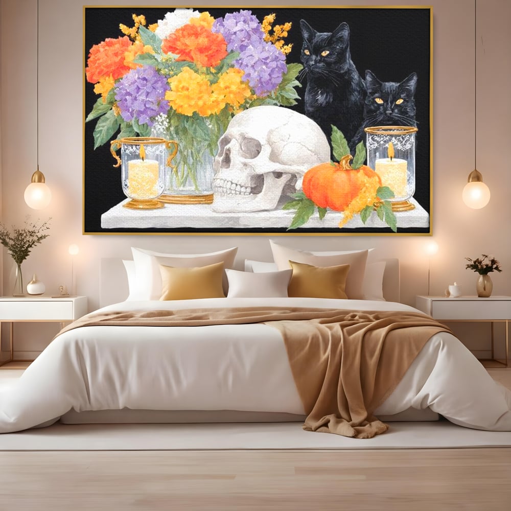 Tablou canvas cu tablou canvas cu pisici negre si craniu, in rama de aluminiu auriu, pe perete intr-un dormitor