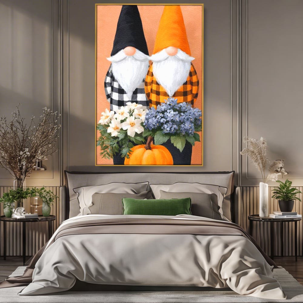 Tablou canvas cu ilustratie cu doi gnomi si dovleac, in rama de aluminiu auriu, pe perete intr-un dormitor
