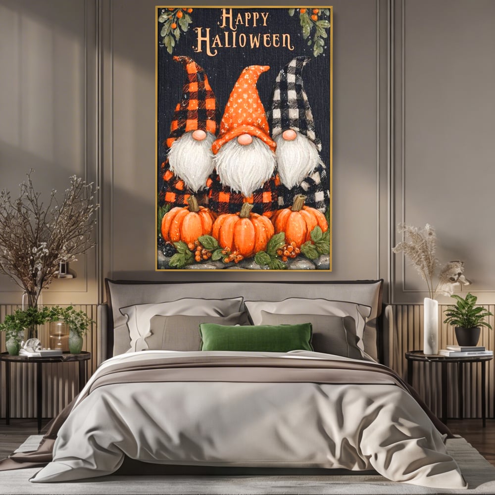 Tablou canvas cu ilustratie cu trei gnomi de halloween, in rama de aluminiu auriu, pe perete intr-un dormitor
