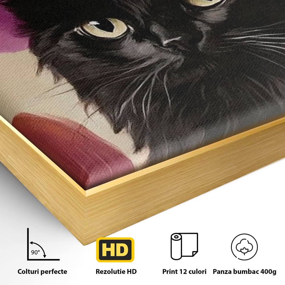 Detaliu al suprafetei: tablou canvas cu pisica neagra si palarie, in rama de aluminiu auriu