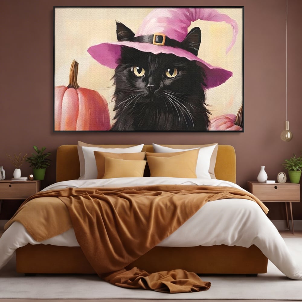 Tablou canvas cu tablou canvas cu pisica neagra si palarie, in rama de aluminiu negru, pe perete intr-un dormitor