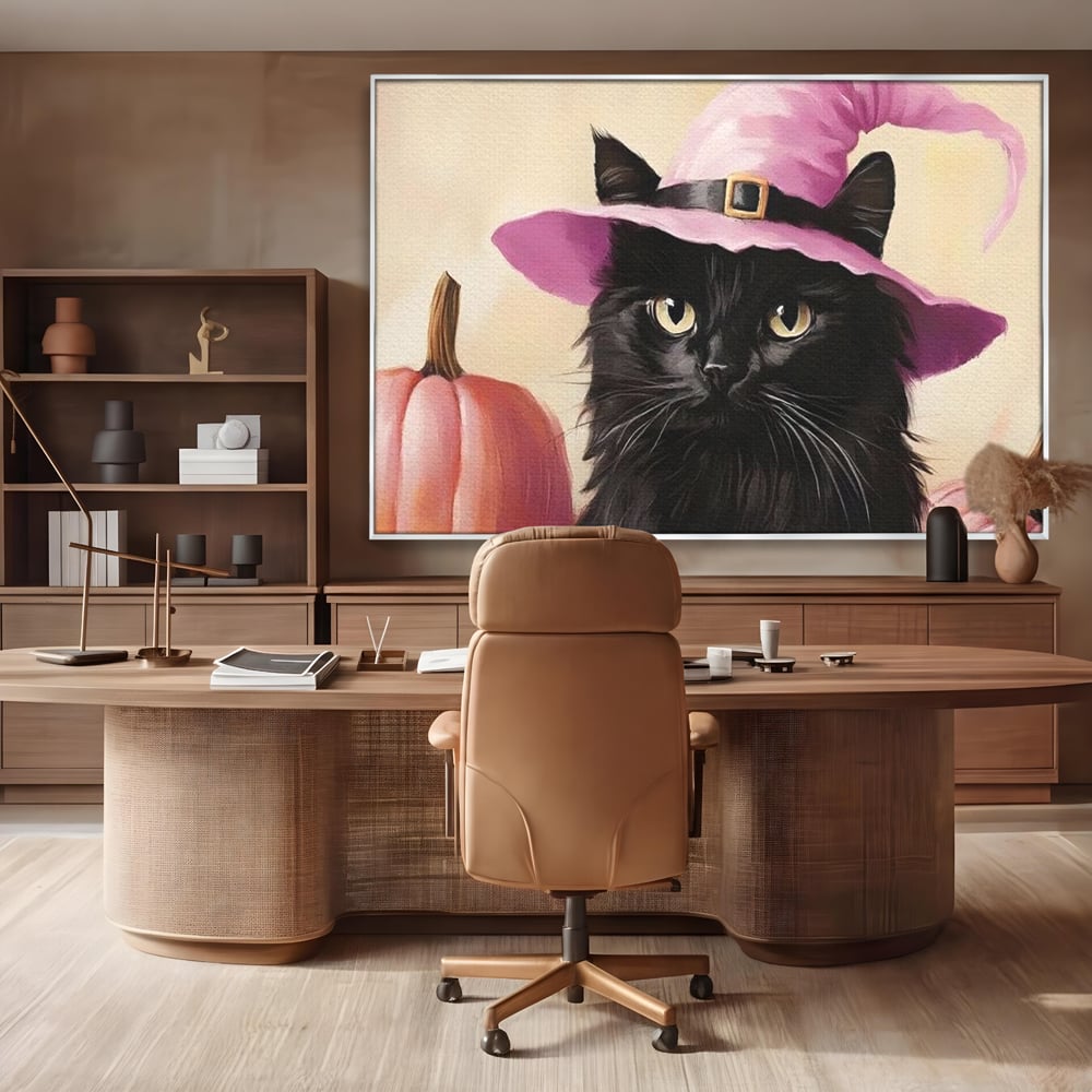 Tablou canvas cu tablou canvas cu pisica neagra si palarie, in rama de aluminiu argintiu, pe perete intr-un birou