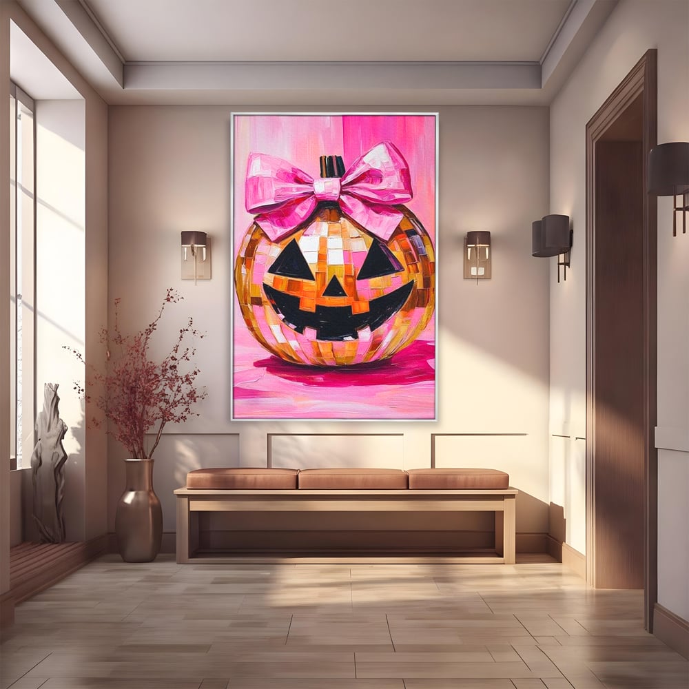 Tablou canvas cu tablou canvas cu dovleac roz si fundita, in rama de aluminiu argintiu