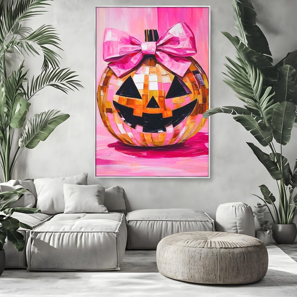 Tablou canvas cu tablou canvas cu dovleac roz si fundita, in rama de aluminiu argintiu, pe perete intr-un living